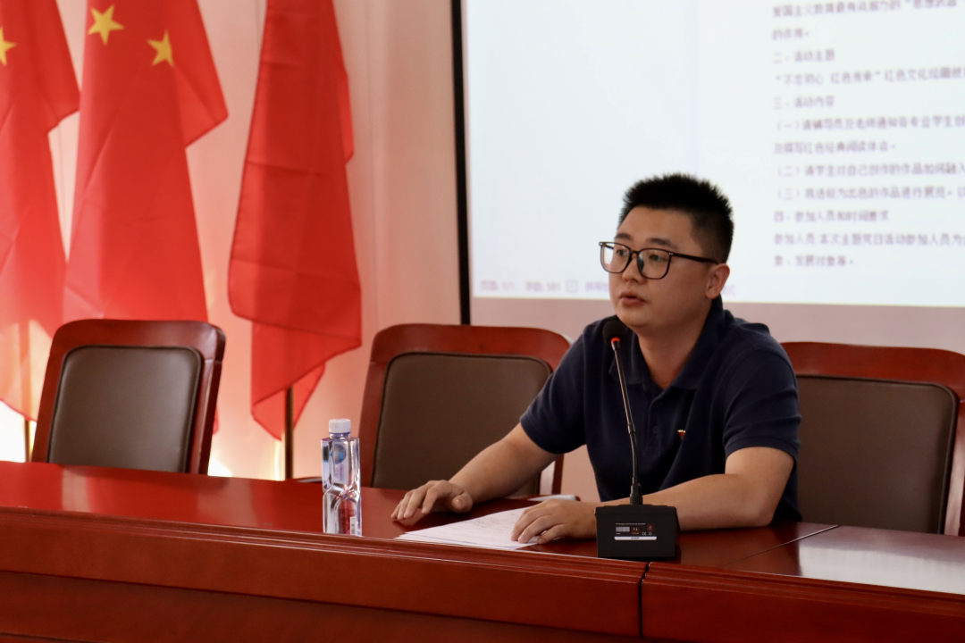 (图为教育传媒学院党支部书记李少晨同志分享方案)